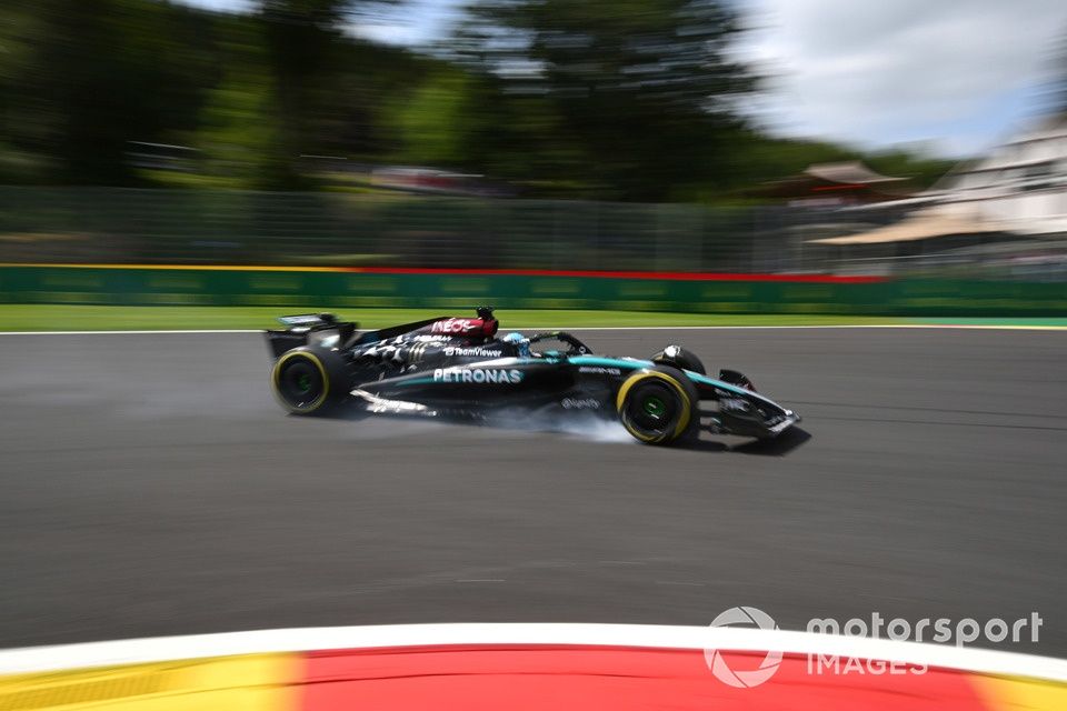 George Russell, Mercedes F1 W15, se bloquea