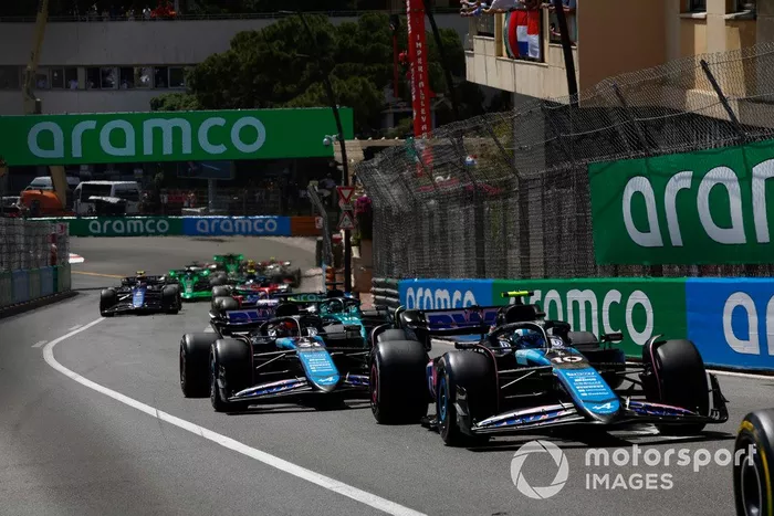 Pierre Gasly, Alpine A524, Esteban Ocon, Alpine A524, Lance Stroll, Aston Martin AMR24, el resto del pelotón en la salida.