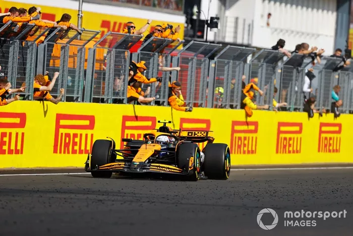 Lando Norris, McLaren MCL38, 2ª posición, adelanta a su equipo en el muro de boxes al final de la carrera