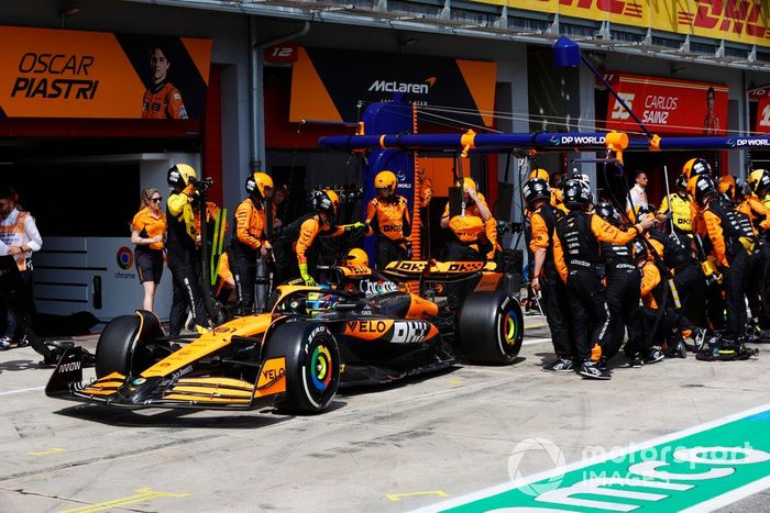 Oscar Piastri, McLaren MCL38, en el pit lane tras una parada en boxes.
