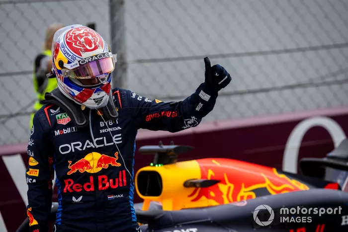 Max Verstappen, Red Bull Racing, da a alguien un pulgar hacia arriba en Parc Ferme