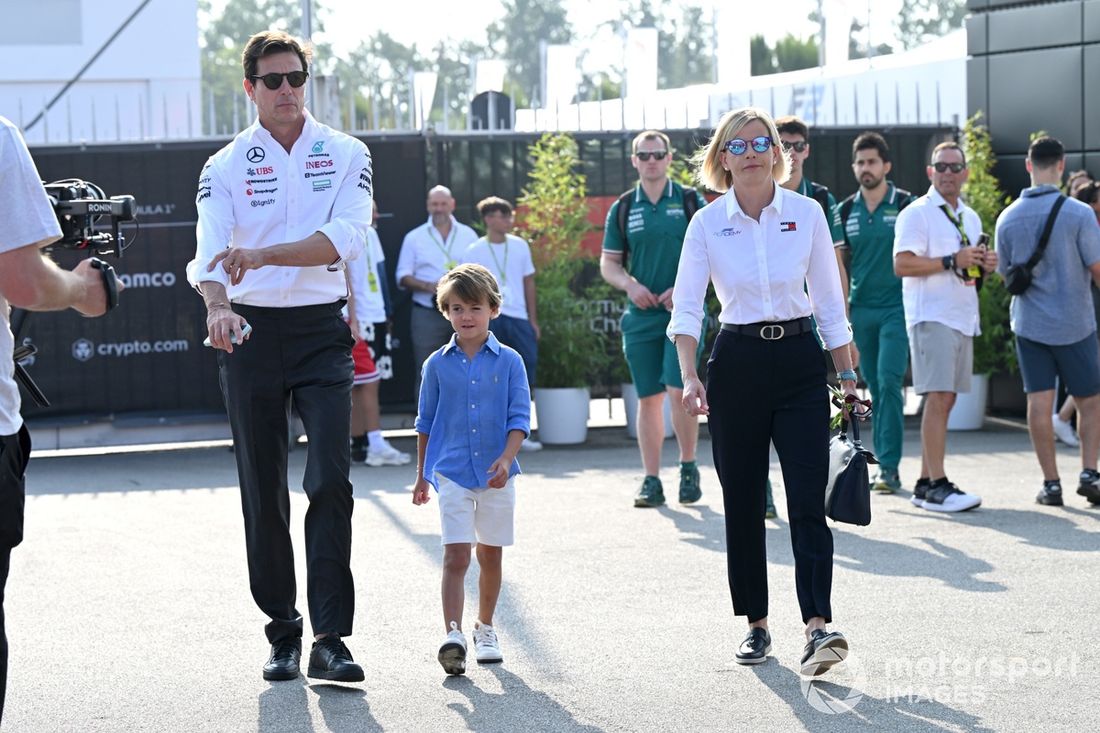 Toto Wolff, director del equipo y consejero delegado de Mercedes-AMG F1 Team, su esposa Susie Wolff, directora general de F1 Academy, con su hijo Jack Wolff.