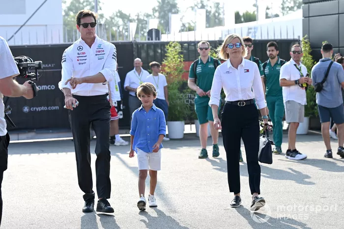 Toto Wolff, director del equipo y consejero delegado de Mercedes-AMG F1 Team, su esposa Susie Wolff, directora general de F1 Academy, con su hijo Jack Wolff.