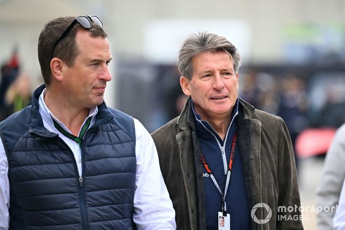 Peter Phillips, hijo de Ana, Princesa Real, con Sebastian Coe, Presidente de la Asociación Internacional de Federaciones de Atletismo.