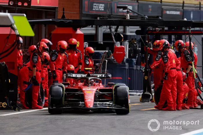 Carlos Sainz, Ferrari SF-23, sale de su box tras una parada