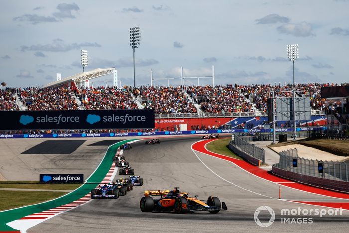 Oscar Piastri, McLaren MCL60, Esteban Ocon, Alpine A523, George Russell, Mercedes F1 W14