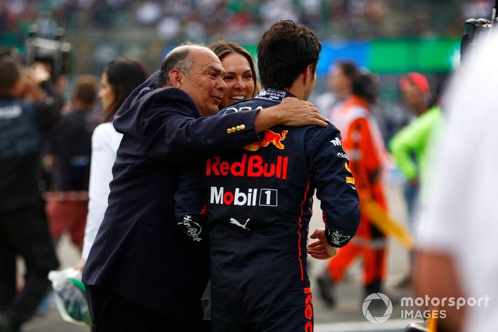 Sergio Pérez, Red Bull Racing, 3ª posición, lo celebra en el Parc Ferme con su familia