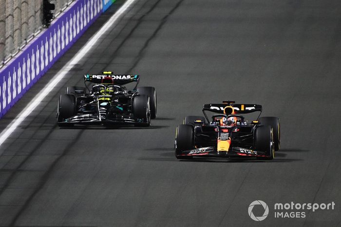 Lewis Hamilton, Mercedes F1 W14, lucha con Max Verstappen, Red Bull Racing RB19