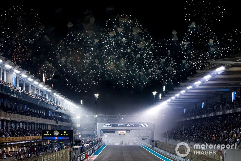 Los fuegos artificiales iluminan el cielo al final de la carrera