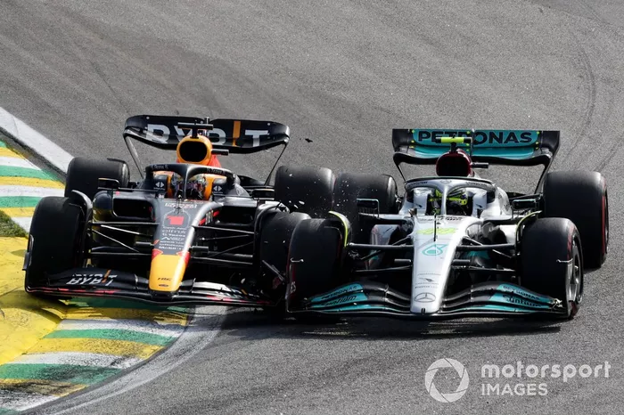 Max Verstappen, Red Bull Racing RB18, choca con Lewis Hamilton, Mercedes W13