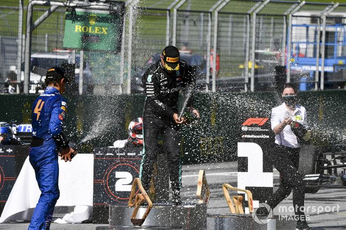 Podio: ganador de la carrera Valtteri Bottas, Mercedes-AMG Petronas F1, el segundo lugar Charles Leclerc, Ferrari, el tercer lugar Lando Norris, McLaren celebran