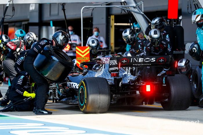 Lewis Hamilton, Mercedes F1 W11 pit stop