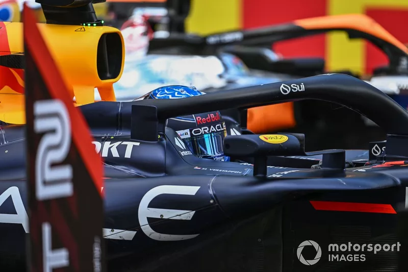 Max Verstappen, Red Bull Racing RB20, 1ère position, au Parc Ferme 