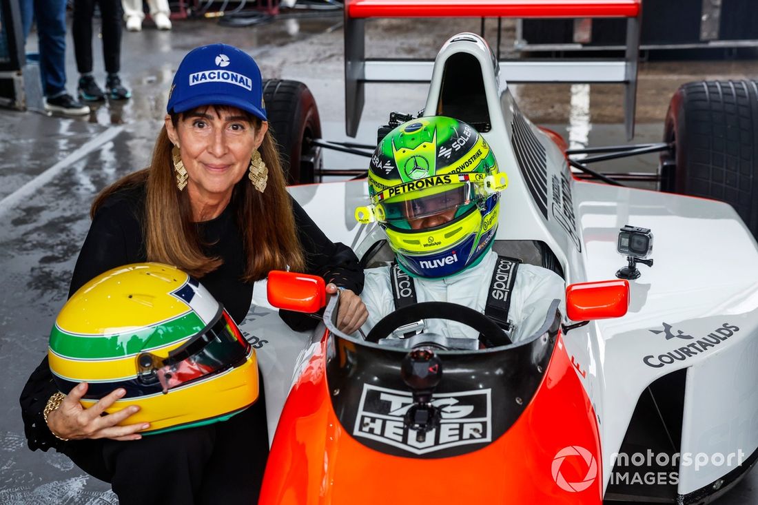 Lewis Hamilton y Viviane Senna, hermana de Ayrton Senna, celebran a Ayrton Senna