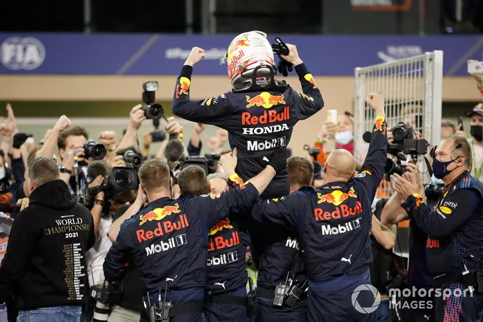 Max Verstappen, Red Bull Racing, 1ª posición, celebra con su equipo en el Parc Ferme