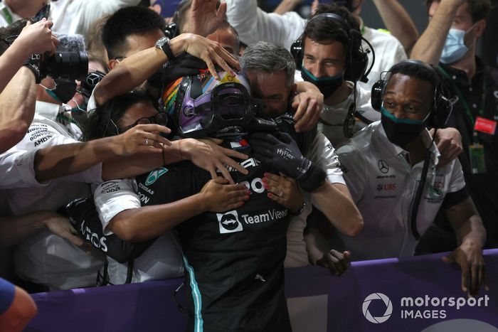 Ganador Lewis Hamilton, Mercedes, en Parc Ferme