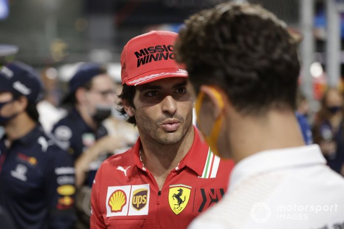 Carlos Sainz Jr., Ferrari, habla con Lando Norris, McLaren