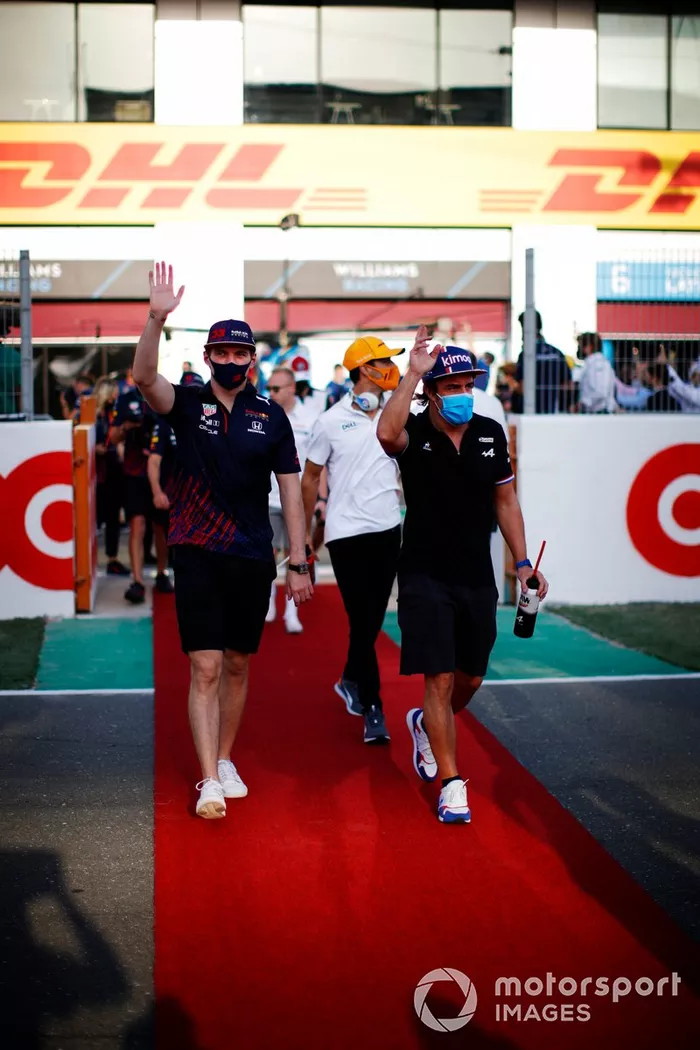 Max Verstappen, Red Bull Racing, y Fernando Alonso, Alpine F1