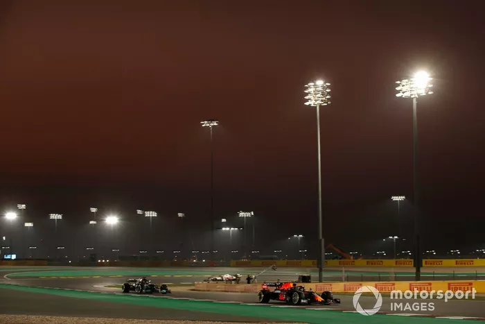 Sergio Pérez, Red Bull Racing RB16B, lidera a Lewis Hamilton, Mercedes W12