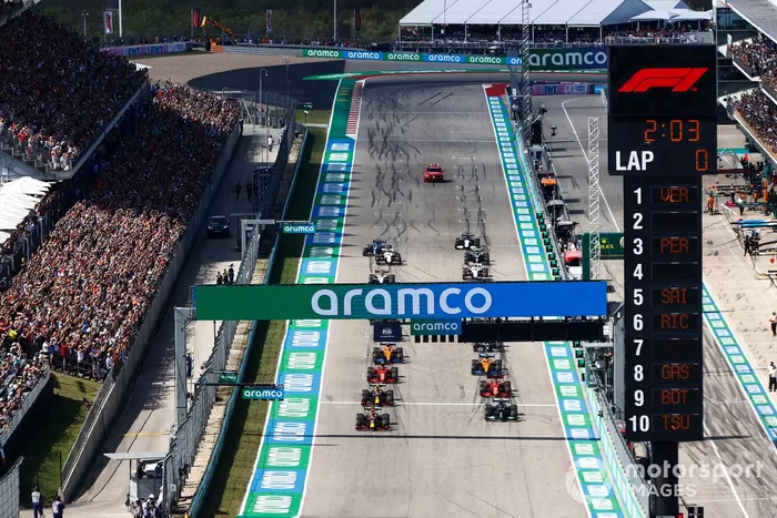Max Verstappen, Red Bull Racing RB16B, y Lewis Hamilton, Mercedes W12, se preparan para liderar la salida