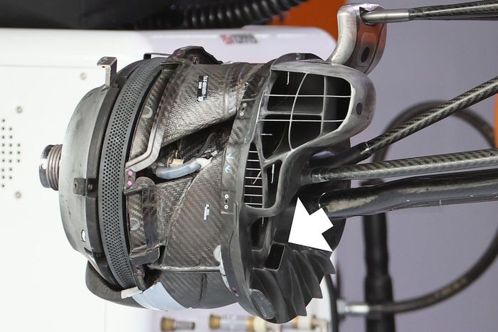 Detalle del ducto de freno del McLaren MCL35M 
