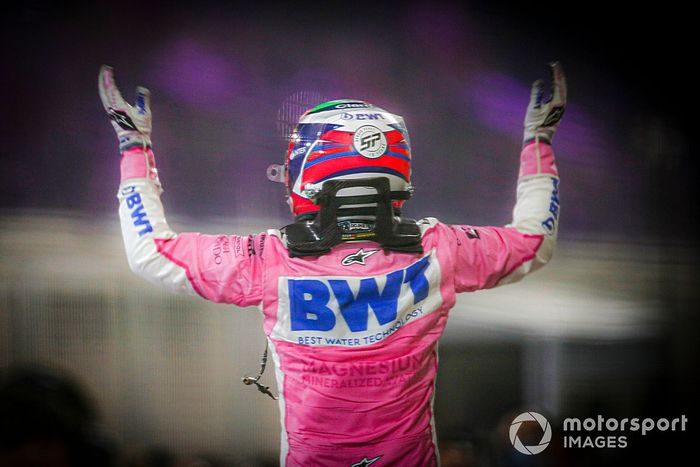 Sergio Perez, Racing Point, 1er puesto, celebra a su llegada a Parc Ferme