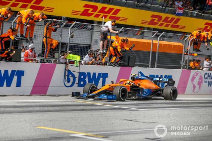 Tercer lugar Lando Norris, McLaren MCL35M cruza la meta frente a su equipo