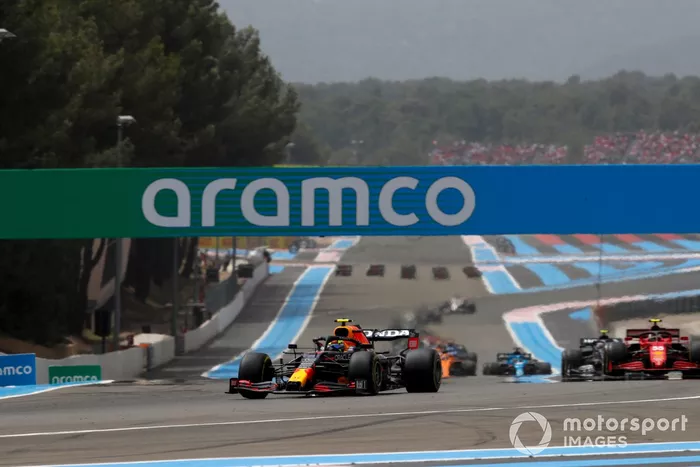 Sergio Pérez, Red Bull Racing RB16B, Carlos Sainz Jr., Ferrari SF21