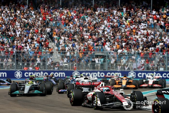 Valtteri Bottas, Alfa Romeo C42, Pierre Gasly, AlphaTauri AT03, Lewis Hamilton, Mercedes W13, el resto de la parrilla en la primera vuelta