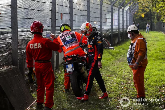 Max Verstappen, Red Bull Racing después de retirarse de la carrera