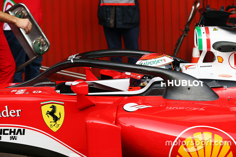 Kimi Raikkonen, Ferrari SF16-H, probando el Halo una protección para el habitáculo.
