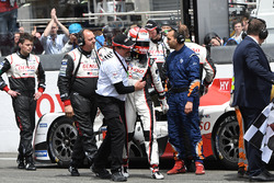 #5 Toyota Racing, Toyota TS050 Hybrid: Kazuki Nakajima nach der Zielflagge