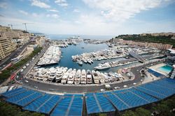Barcos en el puerto pintoresco de Mónaco