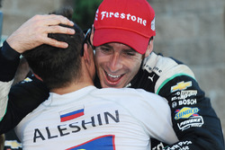 Le vainqueur et Champion 2016 Simon Pagenaud, Team Penske Chevrolet, félicité par Mikhail Aleshin, Schmidt Peterson Motorsports Honda