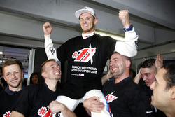 Campeón, Marco Wittmnn, BMW Team RMG celebra con el equipo