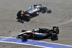 Esteban Gutierrez, Haas F1 Team VF-16 et Nico Hulkenberg, Sahara Force India F1 VJM09 se crashent au départ