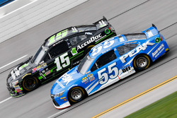 Clint Bowyer, HScott Motorsports Chevrolet, und Michael Waltrip, Premium Motorsports Toyota
