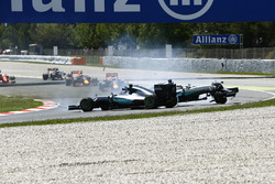 Lewis Hamilton, Mercedes AMG F1 W07 Hybrid y Nico Rosberg, Mercedes AMG F1 W07 Hybrid chocan en la p