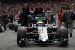 Jenson Button, McLaren MP4-31, sulla griglia di partenza