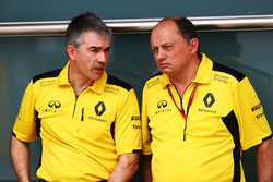 Da sinistra: Nick Chester, Renault Sport F1 Team Chassis Technical Director con Frederic Vasseur, Re