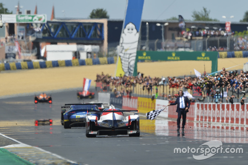 Bandera a cuadros para #8 Toyota Gazoo Racing Toyota TS050 Hybrid: Anthony Davidson, Sébastien Buemi