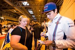 Lance Stroll, Williams firma autógrafos para los fans