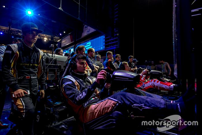 Ma Qing Hau, Techeetah mira a su compañero Enzo Bonito