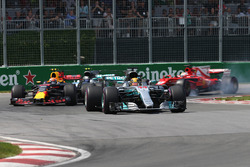 Lewis Hamilton, Mercedes-Benz F1 W08 aan de leiding bij de start