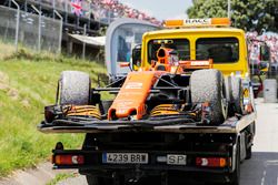 La voiture de Stoffel Vandoorne, McLaren MCL32, est ramenée au garage sur un camion-plateau