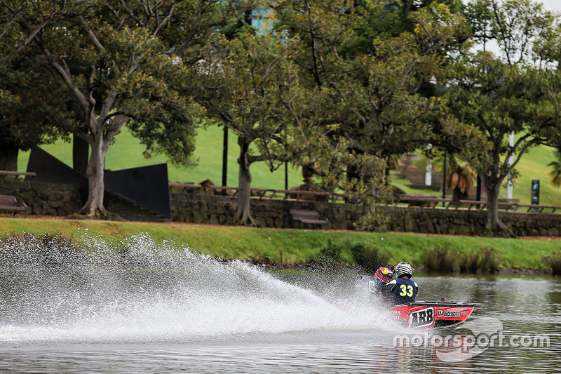 Max Verstappen, Red Bull Racing en un bote de carreras en el río Yarra