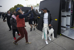 Lewis Hamilton, Mercedes AMG, salue un fan