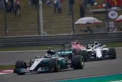 Valtteri Bottas, Mercedes AMG F1 W08, Felipe Massa, Williams FW40, y Esteban Ocon, Force India VJM10