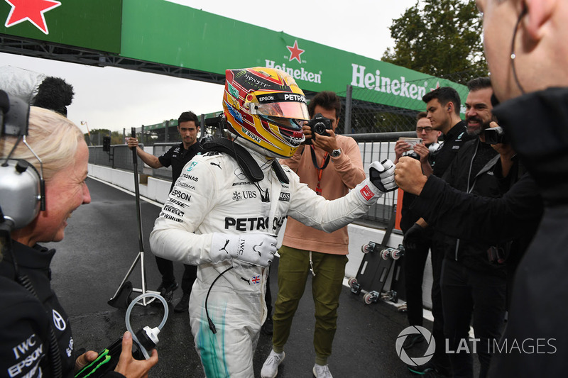 Pole sitter Lewis Hamilton, Mercedes AMG F1 celebrates in parc ferme