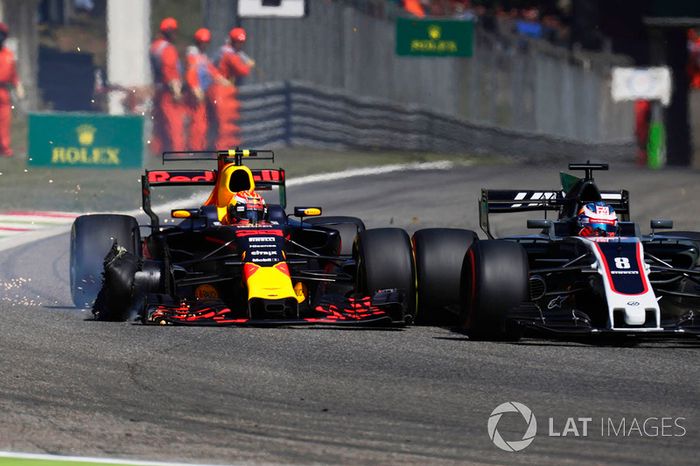 Max Verstappen, Red Bull Racing RB13 coliciona con Romain Grosjean, Haas F1 Team VF-17